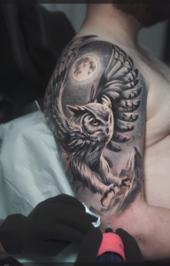 Tatuaje de búho en brazo